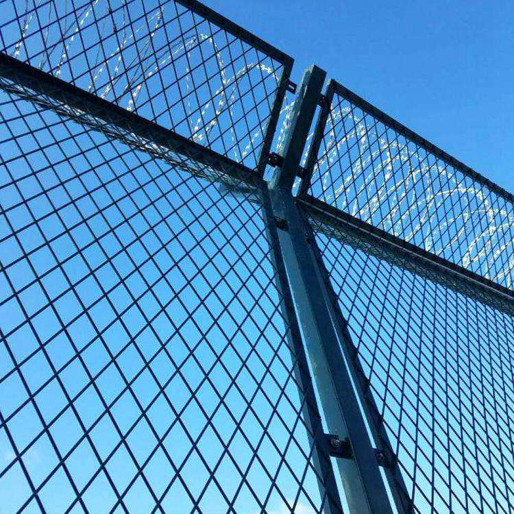 山東監(jiān)獄刀刺隔離鋼網(wǎng)墻的組成圖片3 山東監(jiān)獄刀刺隔離鋼網(wǎng)墻的組成圖片3