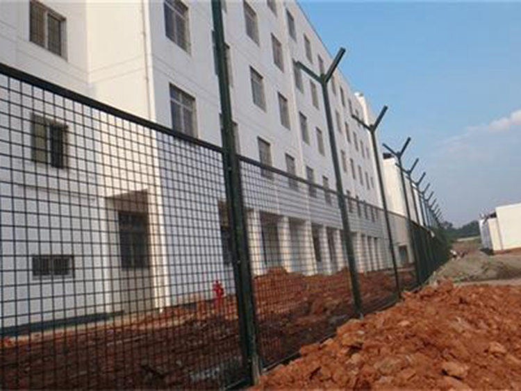 監獄鋼網墻安裝現場