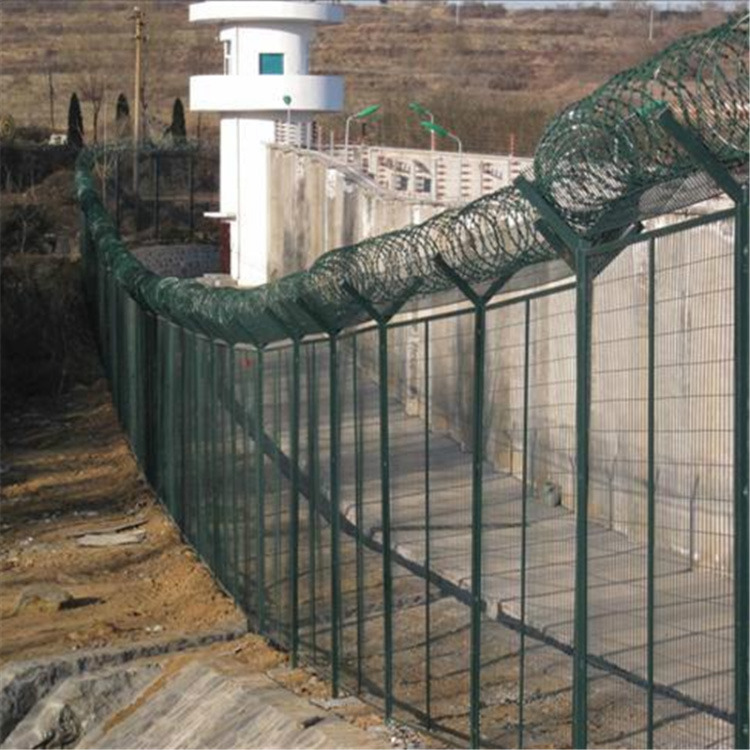 監(jiān)獄巡邏道防攀爬隔離鋼網(wǎng)墻圖片1 監(jiān)獄巡邏道防攀爬隔離鋼網(wǎng)墻圖片1