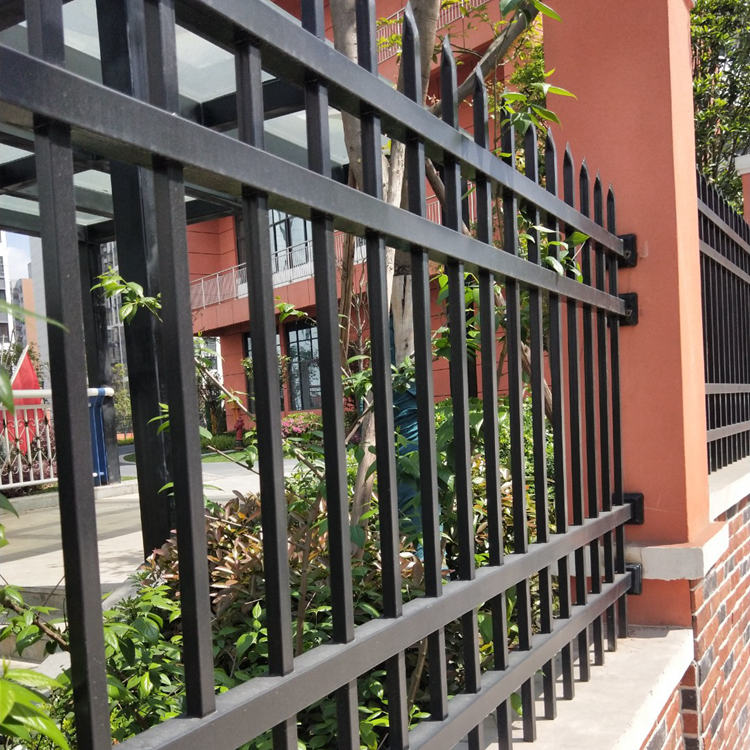 濟南農場1.5米鋅鋼圍欄安裝完畢圖片1 濟南農場1.5米鋅鋼圍欄安裝完畢圖片1