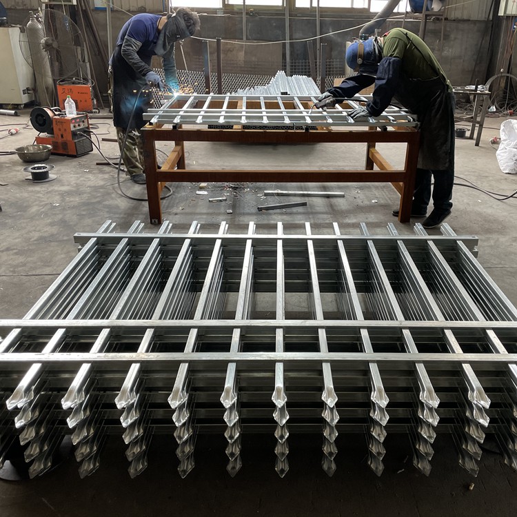 濟南農場1.5米鋅鋼圍欄安裝完畢圖片3 濟南農場1.5米鋅鋼圍欄安裝完畢圖片3