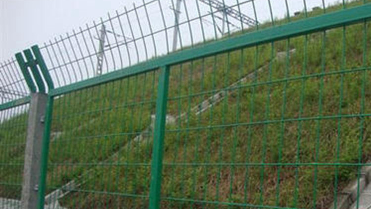 鐵路線路防護(hù)柵欄18631858321 鐵路線路防護(hù)柵欄18631858321