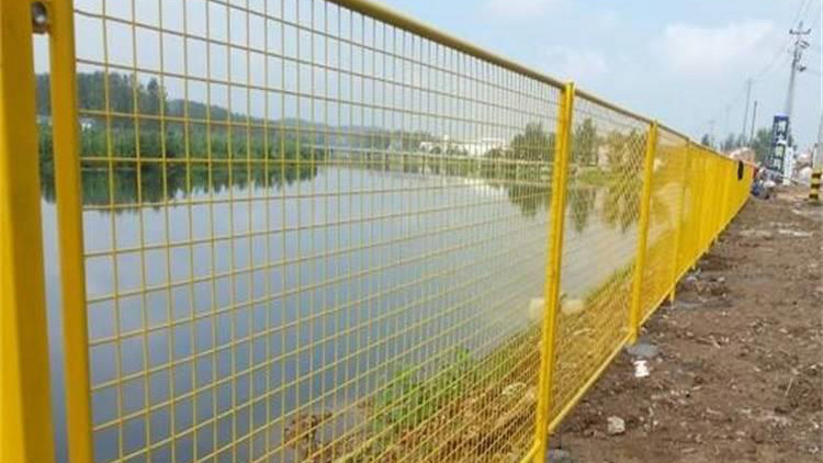 水庫鐵絲浸塑圍網(wǎng)18631858321 水庫鐵絲浸塑圍網(wǎng)18631858321