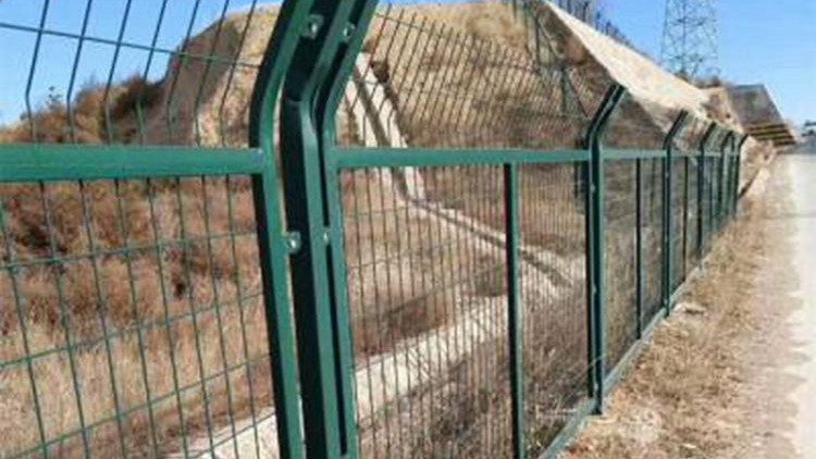 浸塑鐵路護欄網18631858321 浸塑鐵路護欄網18631858321