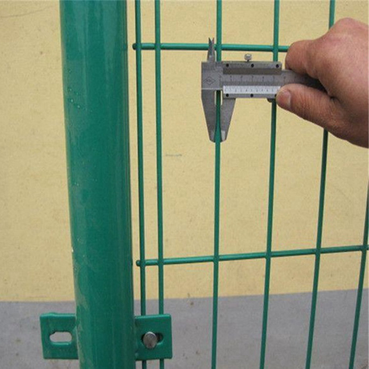 雙邊絲護欄網用在高速公路上也是比較廣泛的圖片1 雙邊絲護欄網用在高速公路上也是比較廣泛的圖片1