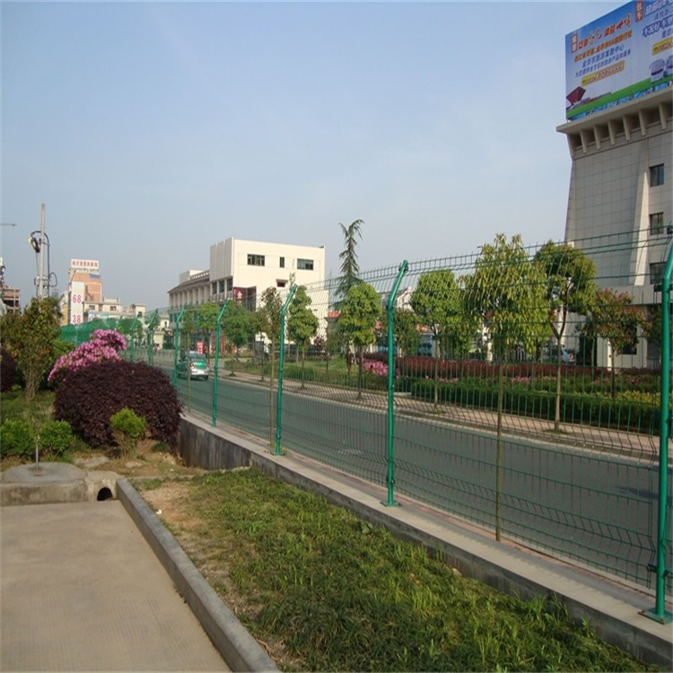 雙邊絲護欄網用在高速公路上也是比較廣泛的圖片3 雙邊絲護欄網用在高速公路上也是比較廣泛的圖片3