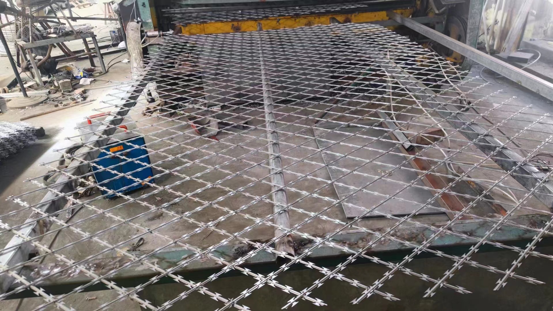 焊接刀片護欄網(wǎng)圖片3 焊接刀片護欄網(wǎng)圖片3