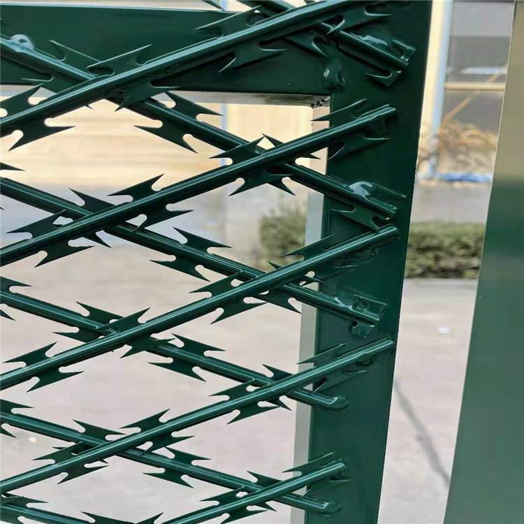 焊接刀片護欄網(wǎng)圖片4 焊接刀片護欄網(wǎng)圖片4